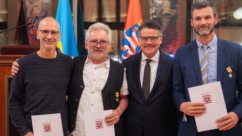 Ministerpräsident Boris Rhein (2 v.r.) hat Stephan Sorg aus Wiesbaden (1 v.r.) und Gerhard Kimpel aus Burghaun (2 v.l.) die Hessische Rettungsmedaille verliehen und Udo Stäger aus Herborn (1 v.l.) eine Öffentliche Belobigung ausgesprochen.