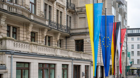 Flaggen vor Staatskanzlei Außenansicht Staatskanzlei, Ukraine-Flagge, Europa-Flagge, Deutschland-Flagge und Hessen-Flagge wurden gehisst