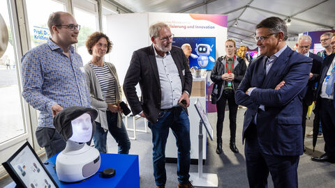 Ministerpräsident Boris Rhein besucht den Stand des Digitalministeriums Ministerpräsident Boris Rhein besucht den Stand des Digitalministeriums.
