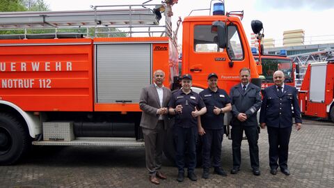 Fahrzeugübergabe Innenminister Roman Poseck mit zwei ukrainischen Feuerwehrmännern, Karlheinz Moll (Stadtbrandinspektor Bad Vilbel) und Erwin Baumann (Direktor der HLFS) bei der Fahrzeugübergabe