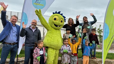 Sauberhafter Kindertag 2024 Beteiligte am Sauberhaften Kindertag gemeinsam mit Maskottchen "Müllmo" und Kindern.
