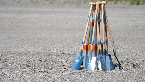 Spatenstich-Spaten Mehrere Spaten aneinandergestellt