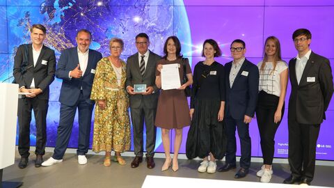 Gruppenbild: Ministerpräsident Rhein und die Vertreterinnen und Vertreter der geförderten Projekte bei der Bescheidübergabe