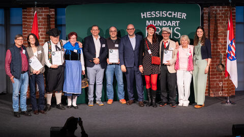 Heimatminister Ingmar Jung und die Gewinner des Hessischen Mundartpreises 2026