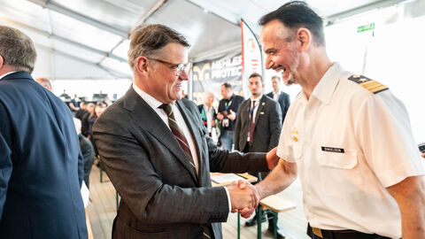 Beim Tag der ehrenamtlichen Einsatzkräfte dankt Ministerpräsident Rhein den Helferinnen und Helfern für ihr vorbildliches Engagement.