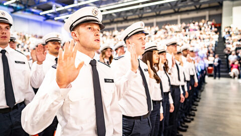 Die Vereidigung der Polizeikommissaranwärterinnen und -anwärter.