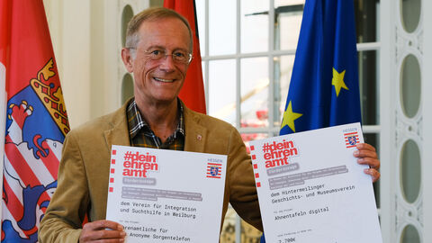 Land fördert ehrenamtliche Projekte in Weilburg und Waldbrunn Staatsminister Axel Wintermeyer mit Förderbescheiden für ehrenamtliche Projekte in Weilburg und Waldbrunn