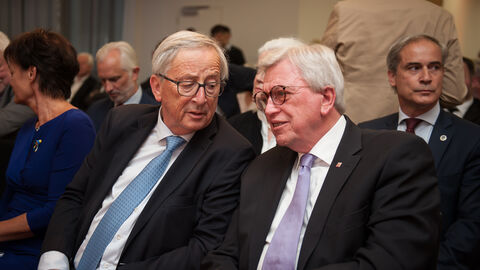 Ministerpräsident Volker Bouffier im Gespräch mit dem ehemaligen Kommissionspräsidenten Jean-Claude Juncker.  