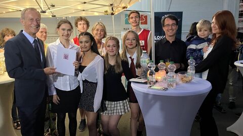 1.000 Euro für My School Musical Hessens Chef der Staatskanzlei, Staatsminister Axel Wintermeyer, übergibt eine Landesförderung in Höhe von 1.000 Euro an die Main-Taunus-Schule -hier an Mitwirkende des Musicals und Mitglieder des Fördervereins - zur Unterstützung von deren Musical-Projekt.
