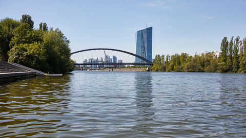 Blick über das Wasser auf die Europäische Zentralbank 