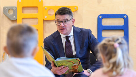 Hessens Ministerpräsident Boris Rhein hat am 19. „Bundesweiten Vorlesetag“ den Kindern der Kindertagesstätte Wichtelburg aus dem Buch „Hase Hibiskus und die dicksten Freunde der Welt“ von Andreas König (Illustrationen von Günther Jakobs) vorgelesen. Hessens Ministerpräsident Boris Rhein hat am 19. „Bundesweiten Vorlesetag“ den Kindern der Kindertagesstätte Wichtelburg aus dem Buch „Hase Hibiskus und die dicksten Freunde der Welt“ von Andreas König (Illustrationen von Günther Jakobs) vorgelesen.