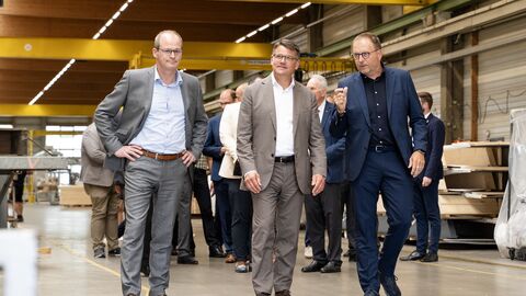 Ministerpräsident Boris Rhein besucht den Fertighaushersteller FingerHaus in Frankenberg. Ministerpräsident Boris Rhein besucht den Fertighaushersteller FingerHaus in Frankenberg.