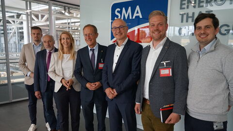 Staatminister Wintermeyer bei SMA Solar Technology AG Der Chef der Staatskanzlei, Staatsminister Axel Wintermeyer, mit dem Team der SMA Solar Technology AG in Niestetal.