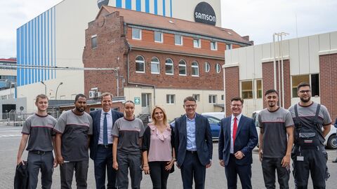 Boris Rhein zu Gast bei der SAMSON AG Boris Rhein beim Besuch der SAMSON AG in Frankfurt mit Vorstandsvorsitzenden Dr. Andreas Widl, dem Vorstand Finanzen und Personal, Dr. Dominic Deller und Auszubildenden