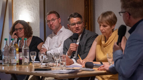 Ministerpräsident Boris Rhein bei der dritten Veranstaltung der Gesprächsreihe „Talk im Gasthaus – mit dem Ministerpräsidenten im Gespräch“ in Freiensteinau im Vogelsbergkreis Ministerpräsident Boris Rhein bei der dritten Veranstaltung der Gesprächsreihe „Talk im Gasthaus – mit dem Ministerpräsidenten im Gespräch“ in Freiensteinau im Vogelsbergkreis