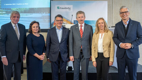 von links: Volker Bouffier, Mitglied des Fraunhofer ITMP-Kuratorium und Hessischer Ministerpräsident a.D., Hessische Wissenschaftsstaatssekretärin Ayse Asar, Hessischer Ministerpräsident Boris Rhein, Prof. Dr. Dr. Gerd Geißlinger, Institutsleiter des Fraunhofer ITMP, Dr. Sandra Krey, Vorständin der Fraunhofer-Gesellschaft, Prof. Dr. Frank Behrens, stellv. Institutsleiter des Fraunhofer ITMP von links: Volker Bouffier, Mitglied des Fraunhofer ITMP-Kuratorium und Hessischer Ministerpräsident a.D., Hessische Wissenschaftsstaatssekretärin Ayse Asar, Hessischer Ministerpräsident Boris Rhein, Prof. Dr. Dr. Gerd Geißlinger, Institutsleiter des Fraunhofer ITMP, Dr. Sandra Krey, Vorständin der Fraunhofer-Gesellschaft, Prof. Dr. Frank Behrens, stellv. Institutsleiter des Fraunhofer ITMP