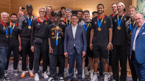 Basketball-Nationalmannschaft Ministerpräsident Boris Rhein gemeinsam mit der deutschen Basketball-Nationalmannschaft am Frankfurter Flughafen, alle gemeinsam zum Grupopenbild aufgestellt.