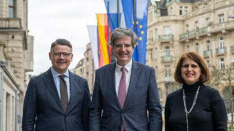 Ministerpräsident Boris Rhein empfängt den französischen Botschafter, S.E. François Marie Delattre, sowie Generalkonsulin Dr. Ilde Gorguet. v.l.n.r.: Ministerpräsident Boris Rhein, S.E. François Marie Delattre, Dr. Ilde Gorguet.