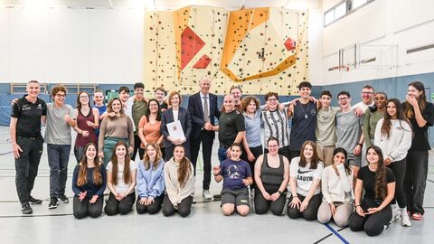 Unterstützungsprogramm für israelische Schülerinnen und Schüler Kultusminister mit Schülerinnen und Schülern in Turnhalle