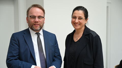 Wissenschaftsminister Timon Gremmels mit Julia Bernstein, Professorin an der Frankfurt University of Applied Sciences und Gründungsmitglied des Netzwerks jüdischer Hochschullehrenden Wissenschaftsminister Timon Gremmels und Julia Bernstein