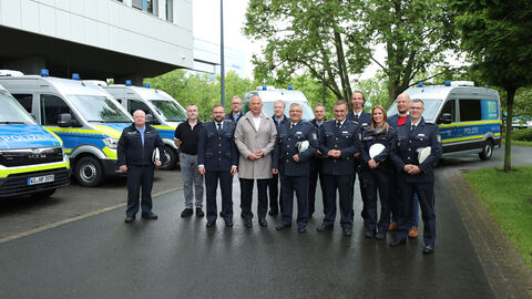 Innenminister Roman Poseck bei der Übergabe der Befehlskraftwagen unter anderem gemeinsam mit dem Landespolizeivizepräsidenten Dr. Roland Wagner und dem Präsidenten des Hessischen Polizeipräsidiums für Technik Frank von der Au  Innenminister Roman Poseck bei der Übergabe der Befehlskraftwagen unter anderem gemeinsam mit dem Landespolizeivizepräsidenten Dr. Roland Wagner und dem Präsidenten des Hessischen Polizeipräsidiums für Technik Frank von der Au