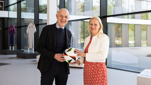Sportministerin Diana Stolz (r.) und der Präsident des Deutschen Fußball-Bundes (DFB), Bernd Neuendorf (l.), freuen sich auf eine bunte und hoffentlich friedliche UEFA EURO 2024 in Hessen und Deutschland.  Sportministerin Diana Stolz (r.) und der Präsident des Deutschen Fußball-Bundes (DFB), Bernd Neuendorf (l.), freuen sich auf eine bunte und hoffentlich friedliche UEFA EURO 2024 in Hessen und Deutschland.