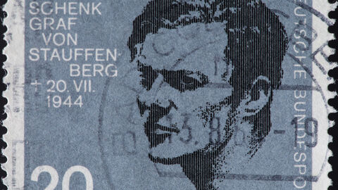 Ministerpräsident Rhein erinnert an Hitler-Attentat am 20. Juli 1944 Eine Briefmarke mit Widerstandskämpfer Oberst Claus Schenk Graf von Stauffenberg