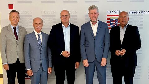 Innenminister Roman Poseck im Gespräch mit den Spitzen der hessischen Sicherheitsbehörden