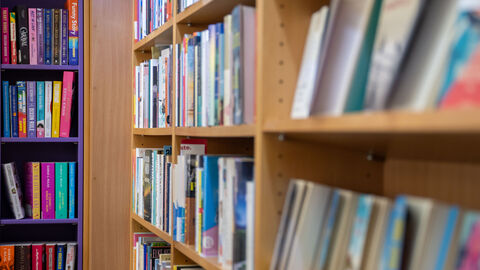 Der Robert Gernhardt Preis 2025 ist ausgeschrieben. Um den Preis können sich Autorinnen und Autoren bewerben, die aktuell an einem größeren literarischen Projekt arbeiten und einen Bezug zu Hessen haben.