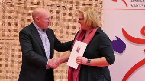 Manfred Pentz überreicht Juliane Kuhlmann den Förderungsbescheid