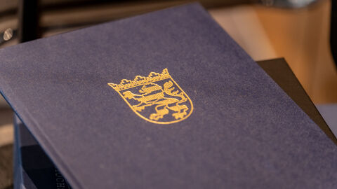 Dunkelblaue Mappe mit dem Hessen-Wappen in Gold.